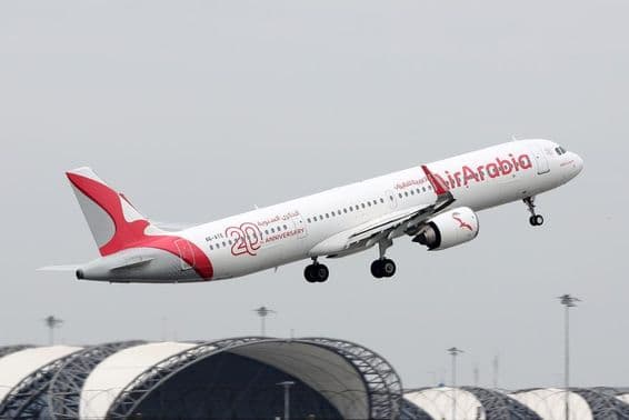 El avión Airbus A321neo de Air Arabia despegando.