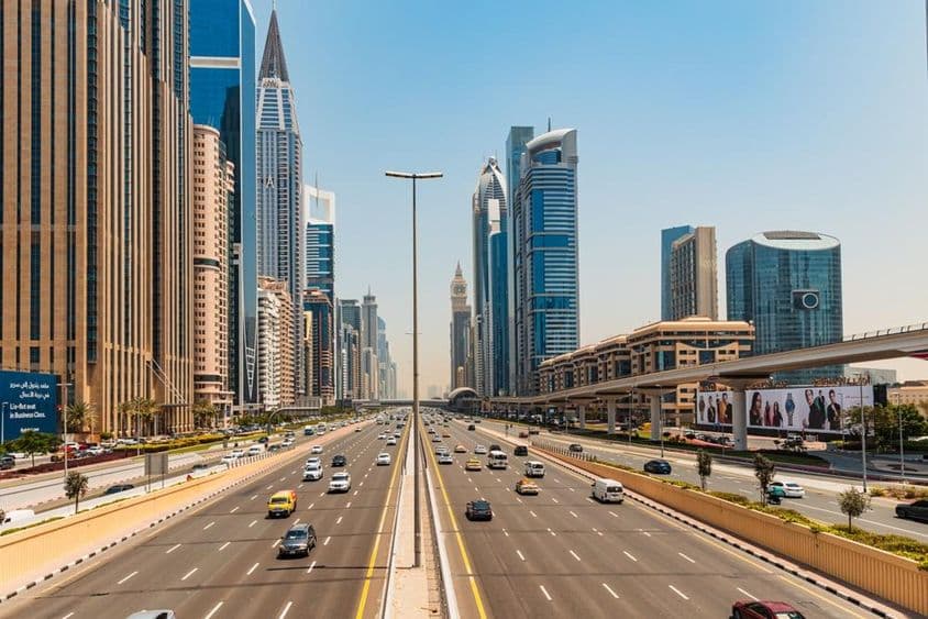 Vista de Dubái en Sheikh Zayed Road con rascacielos.