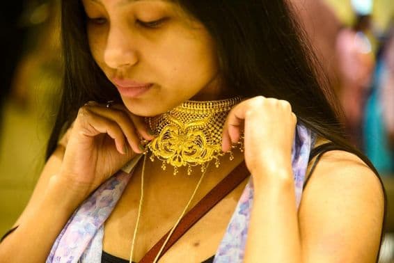 Una mujer prueba joyas para Dhanteras.