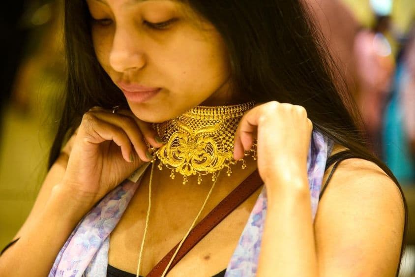 Una mujer prueba joyas para Dhanteras.