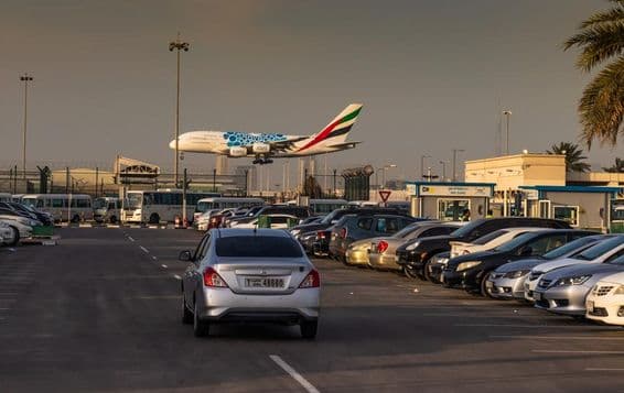Un avión de Emirates Airlines aterrizando en la Terminal 2 del Aeropuerto Internacional de Dubái.
