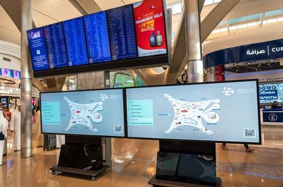 Información de vuelos en monitores del terminal del Aeropuerto Internacional Zayed de Abu Dhabi.