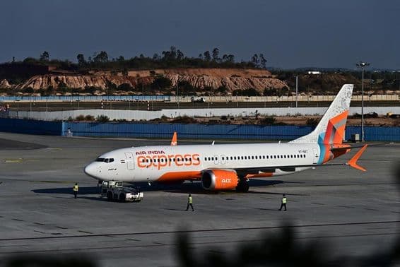 Un avión de Air India Express rodando en la pista.