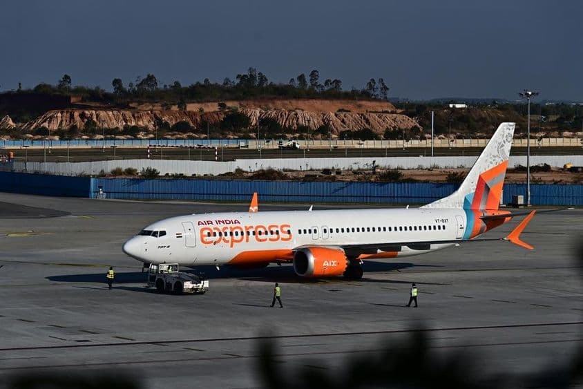 Un avión de Air India Express rodando en la pista.