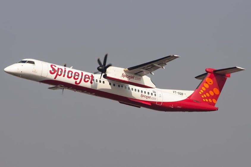 Un avión Bombardier Q400 Dash 8 de SpiceJet despega del aeropuerto de Mumbai.