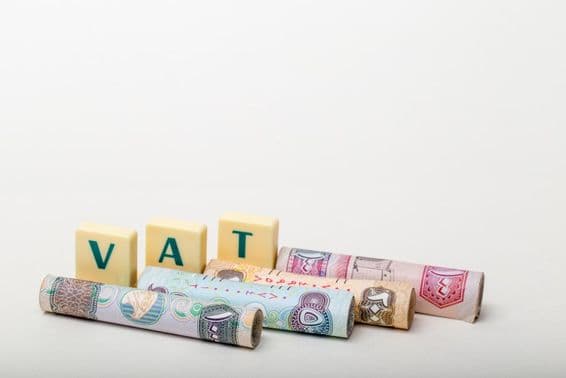 Las letras IVA sobre billetes de dirhams de EAU.