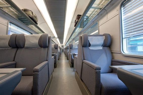 Una cabina de primera clase vacía en un moderno vagón de tren europeo.