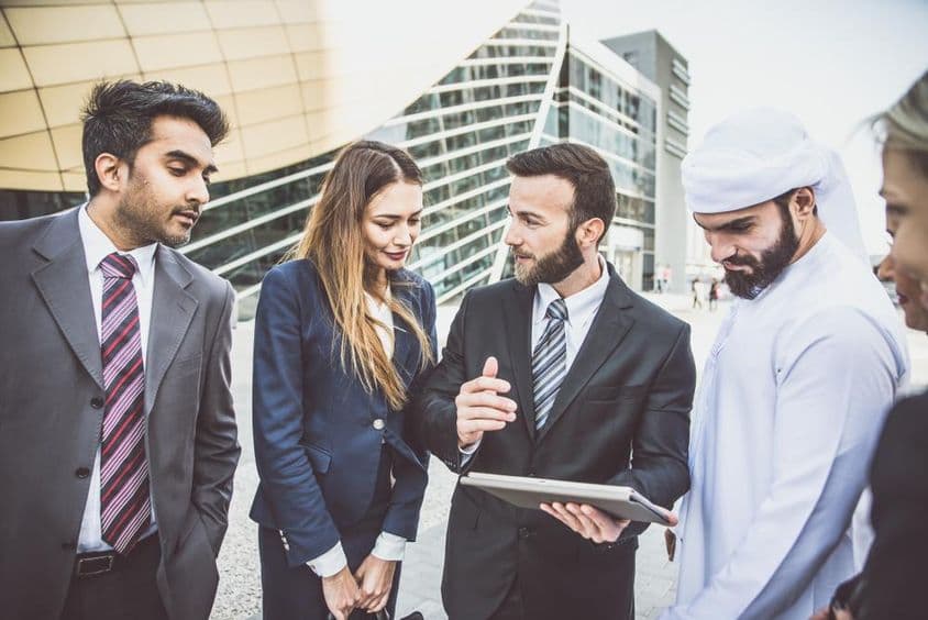 Empresarios árabes y occidentales discuten inversiones.