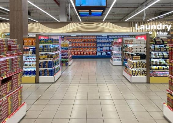 Sector de lavandería y artículos del hogar en un supermercado en Dubái.