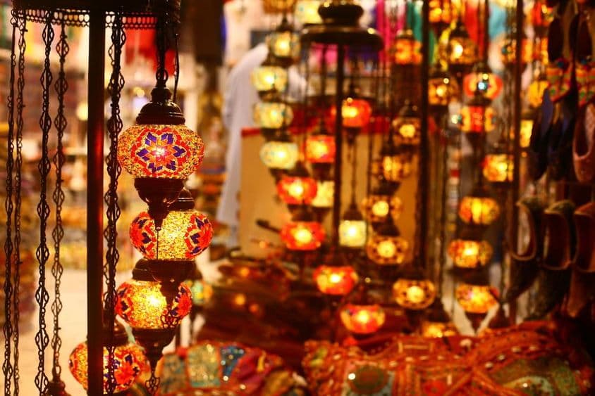 Linterna tradicional árabe colgante en una calle de Dubai por la noche.
