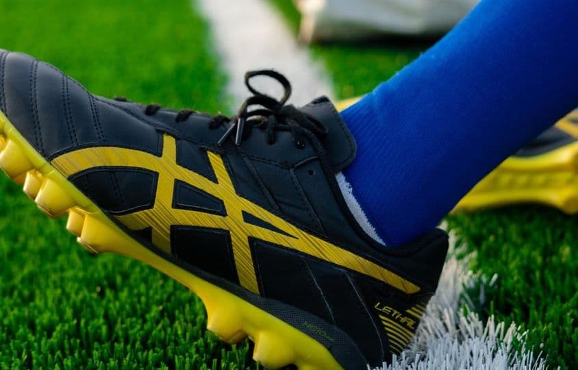 Estadio de Dubai y una bota de fútbol.