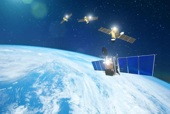 Conjunto de satélites orbitando la Tierra en línea.