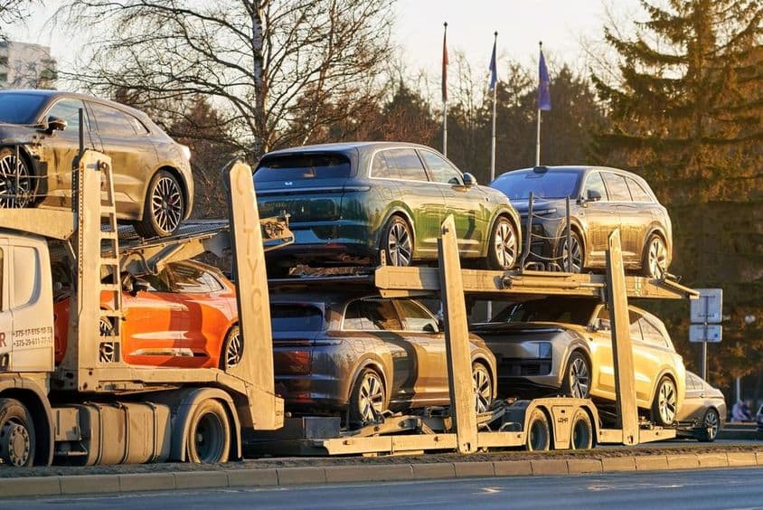 Nuevos SUV chinos siendo transportados por Li Auto.