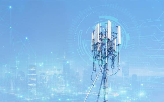 Una torre de telefonía móvil con red móvil 5G.