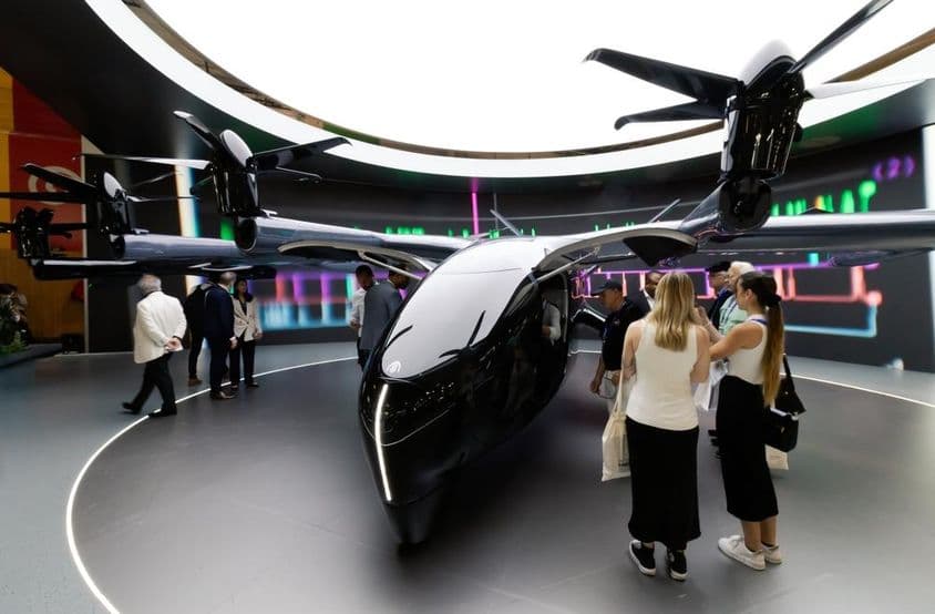 Taxi eléctrico eVTOL Archer Aviation Midnight exhibido.