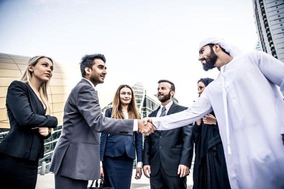Empresarios árabes y occidentales discutiendo trabajo.
