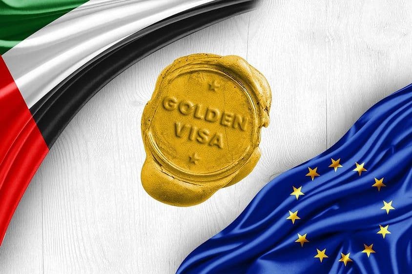 Bandera de los Emiratos Árabes Unidos y el visado dorado de la Unión Europea.
