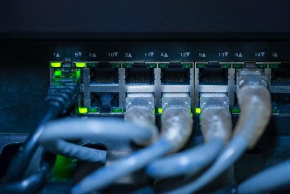 Conmutador gigabit y cable de red.