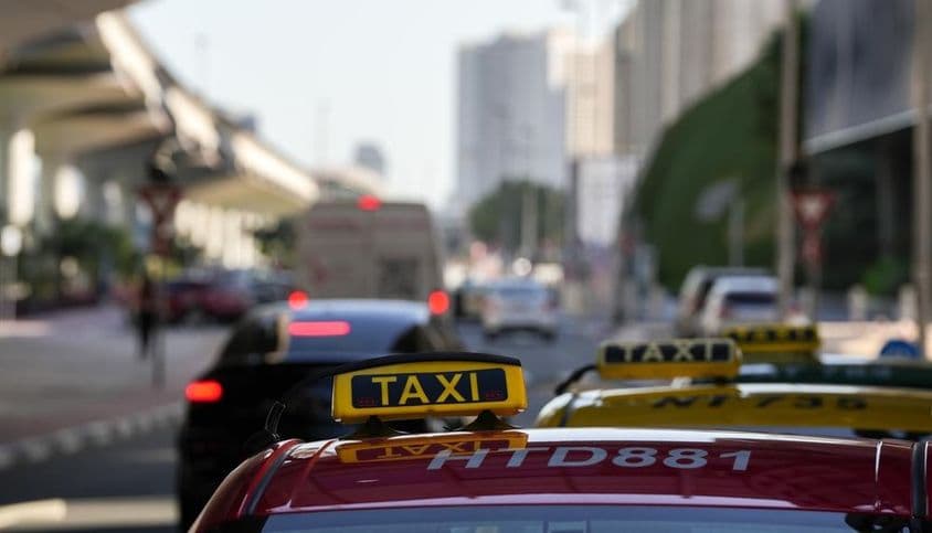 Luz de taxi de Dubái en las calles de la ciudad.