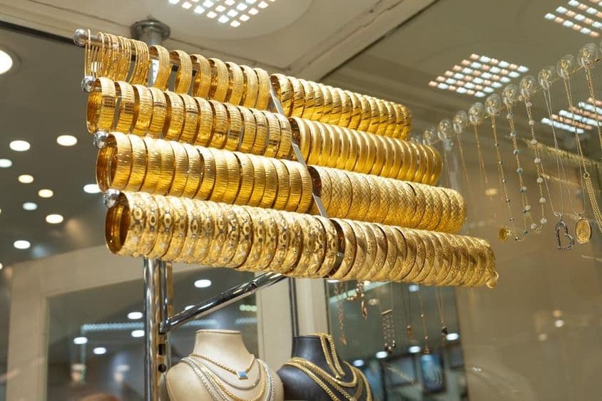 Brazaletes de oro en una vitrina.