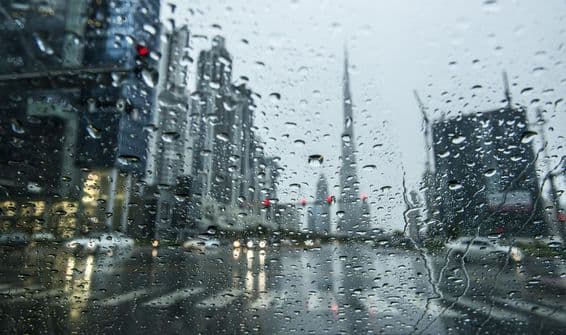 Lluvia en Dubái, la ciudad aparece borrosa en el fondo.