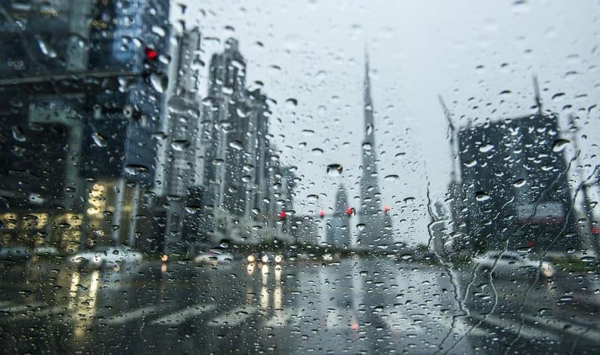 Lluvia en Dubái, la ciudad aparece borrosa en el fondo.
