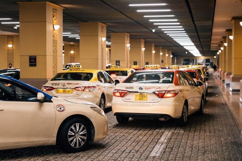 Estacionamiento para taxis en centro comercial de Dubái.