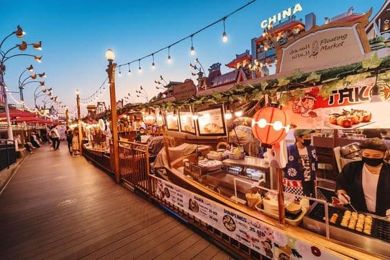Cocina tailandesa en un restaurante flotante con comida callejera en el Pueblo Global de Dubái.