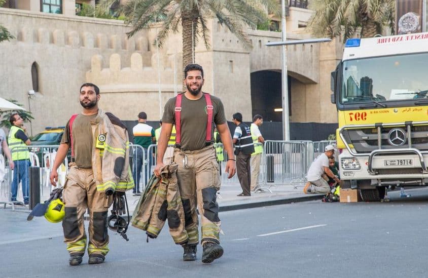 Bomberos alejándose del edificio Address Burj Downtown Dubái.