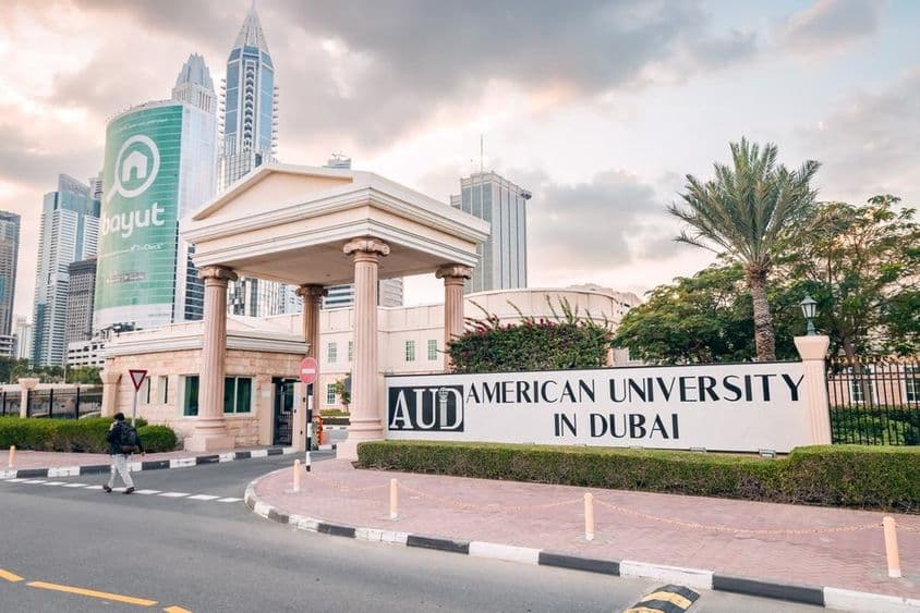 Entrada principal de una universidad estadounidense en Dubai Internet City.