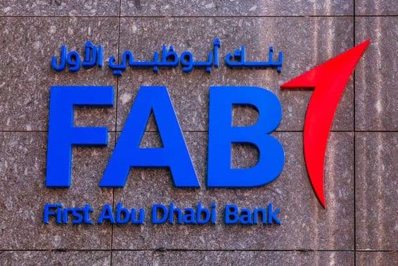 El logo del First Abu Dhabi Bank (FAB) en la pared de una sucursal bancaria.