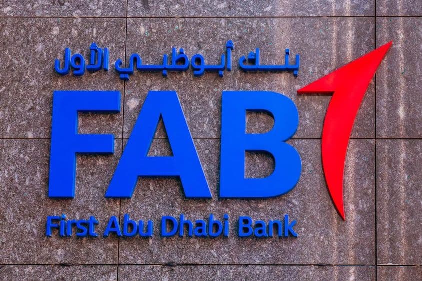 El logo del First Abu Dhabi Bank (FAB) en la pared de una sucursal bancaria.