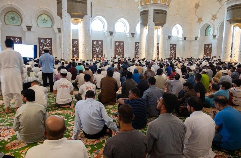 Personas participando en la oración del viernes en la Mezquita Sheikh Zayed, Abu Dhabi.