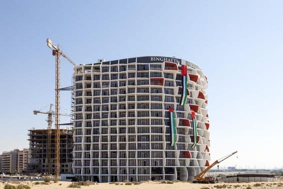 Binghatti Holding está construyendo un edificio de apartamentos moderno en Dubái.