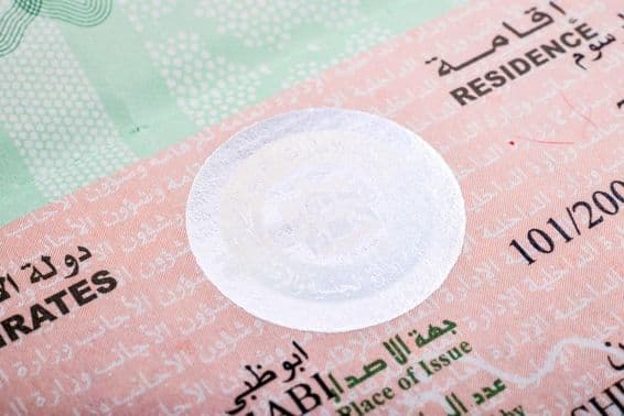 Sello de visa de residencia de los Emiratos Árabes Unidos en un pasaporte.