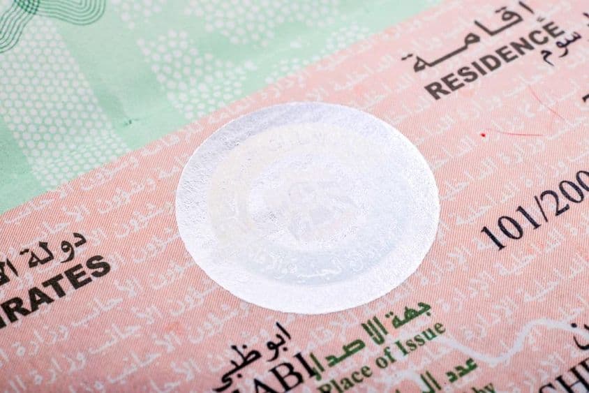 Sello de visa de residencia de los Emiratos Árabes Unidos en un pasaporte.