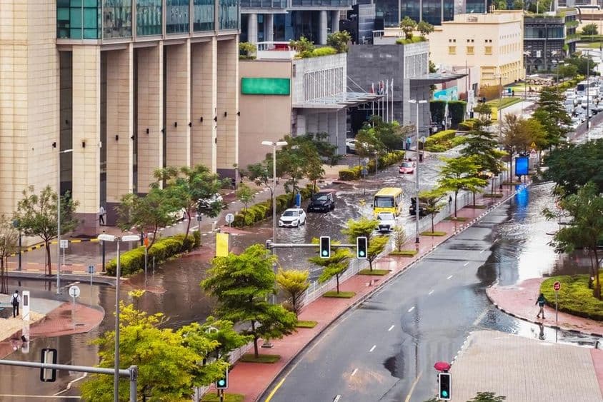 Dubái, lluvia intensa y calle inundada en los Emiratos Árabes Unidos.