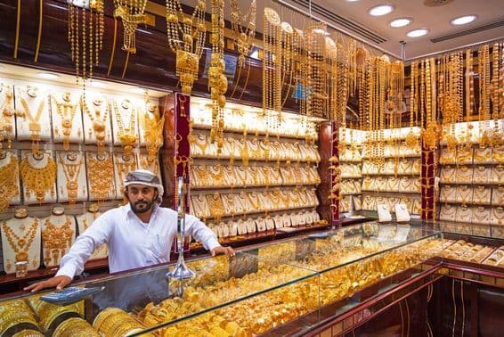 Oro en el famoso Zoco del Oro en el mercado de Deira, Dubái.