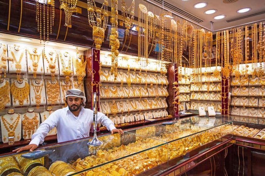 Oro en el famoso Zoco del Oro en el mercado de Deira, Dubái.