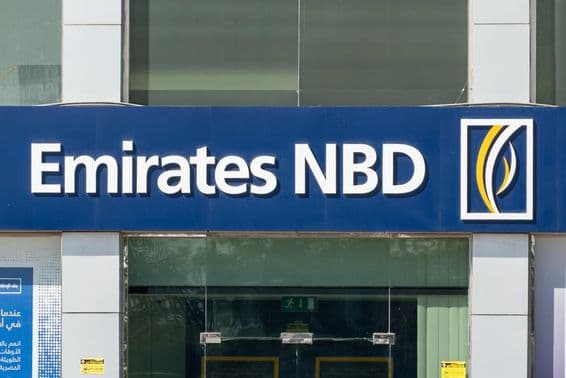 Letrero del banco Emirates NBD Bank PJSC sobre una entrada.