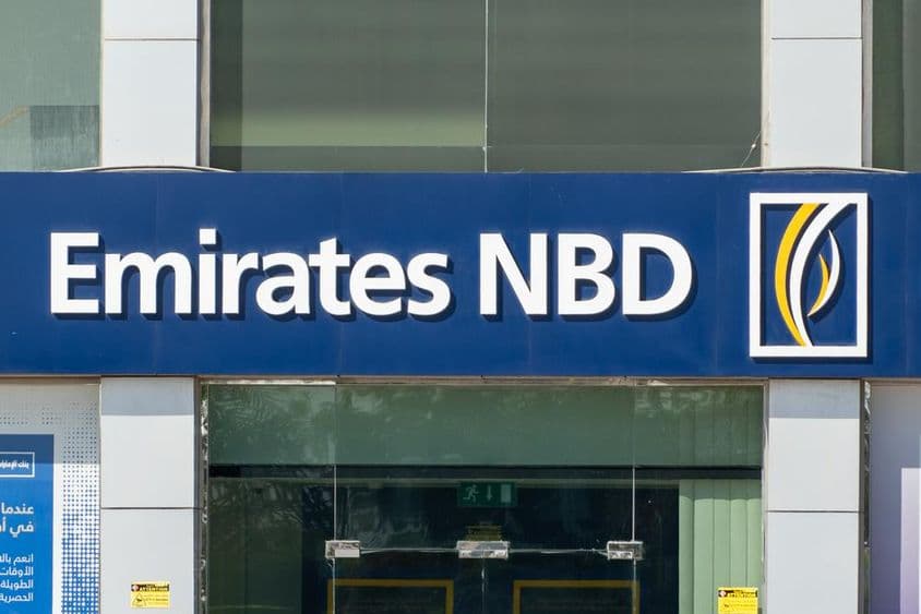 Letrero del banco Emirates NBD Bank PJSC sobre una entrada.