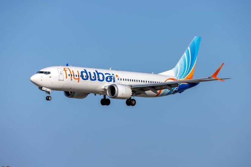 FlyDubai Boeing 737 MAX 8 (REG: A6-FQC) durante el aterrizaje.