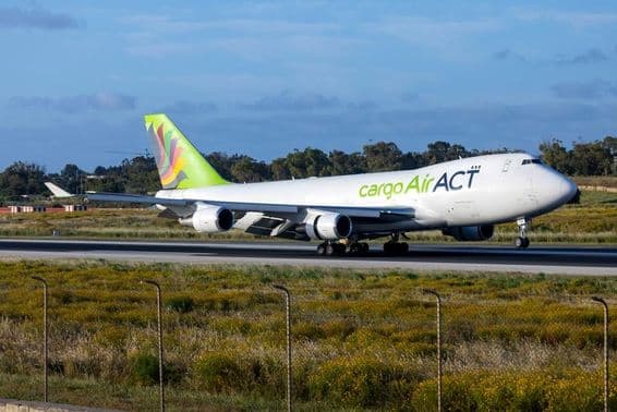 Avión ACT Airlines Boeing 747-428ERF (REG: LZ-CJB) llega temprano por la mañana.