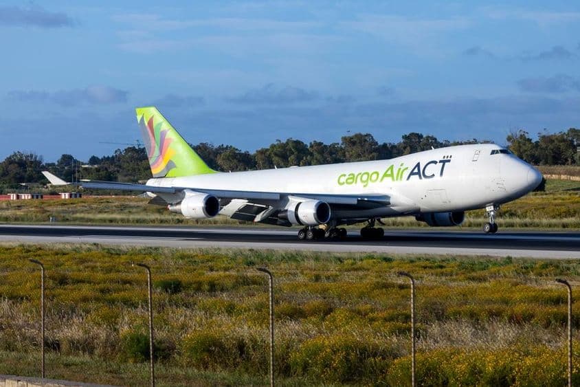Avión ACT Airlines Boeing 747-428ERF (REG: LZ-CJB) llega temprano por la mañana.