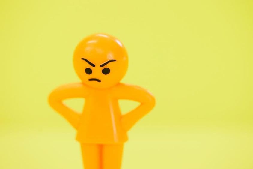 Muñeca colorida y enfadada.