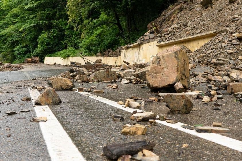 Desprendimiento de rocas en una carretera.