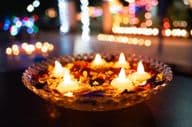 Lámparas de aceite de Diwali en un bol.