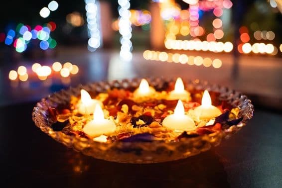 Lámparas de aceite de Diwali en un bol.
