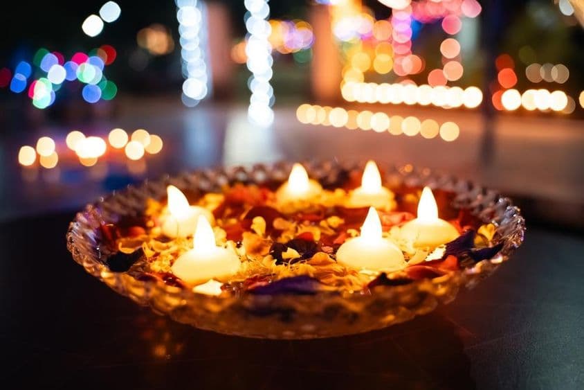 Lámparas de aceite de Diwali en un bol.