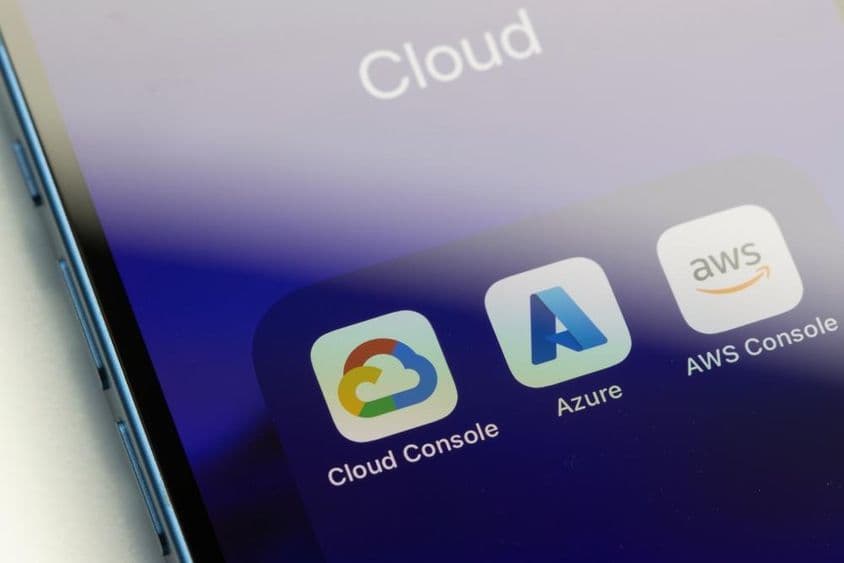 Primer plano de íconos de aplicaciones de tres principales proveedores de servicios de computación en la nube en un iPhone.
